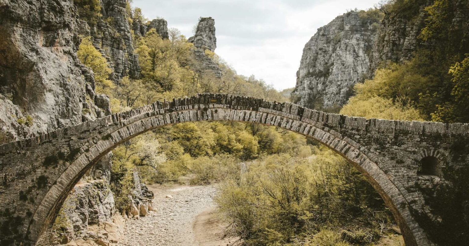 Πέτρινο γεφύρι στο Ζαγόρι