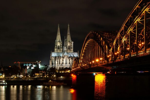 Άποψη του καθεδρικού ναού της Κολωνίας και της γέφυρας Hohenzollern