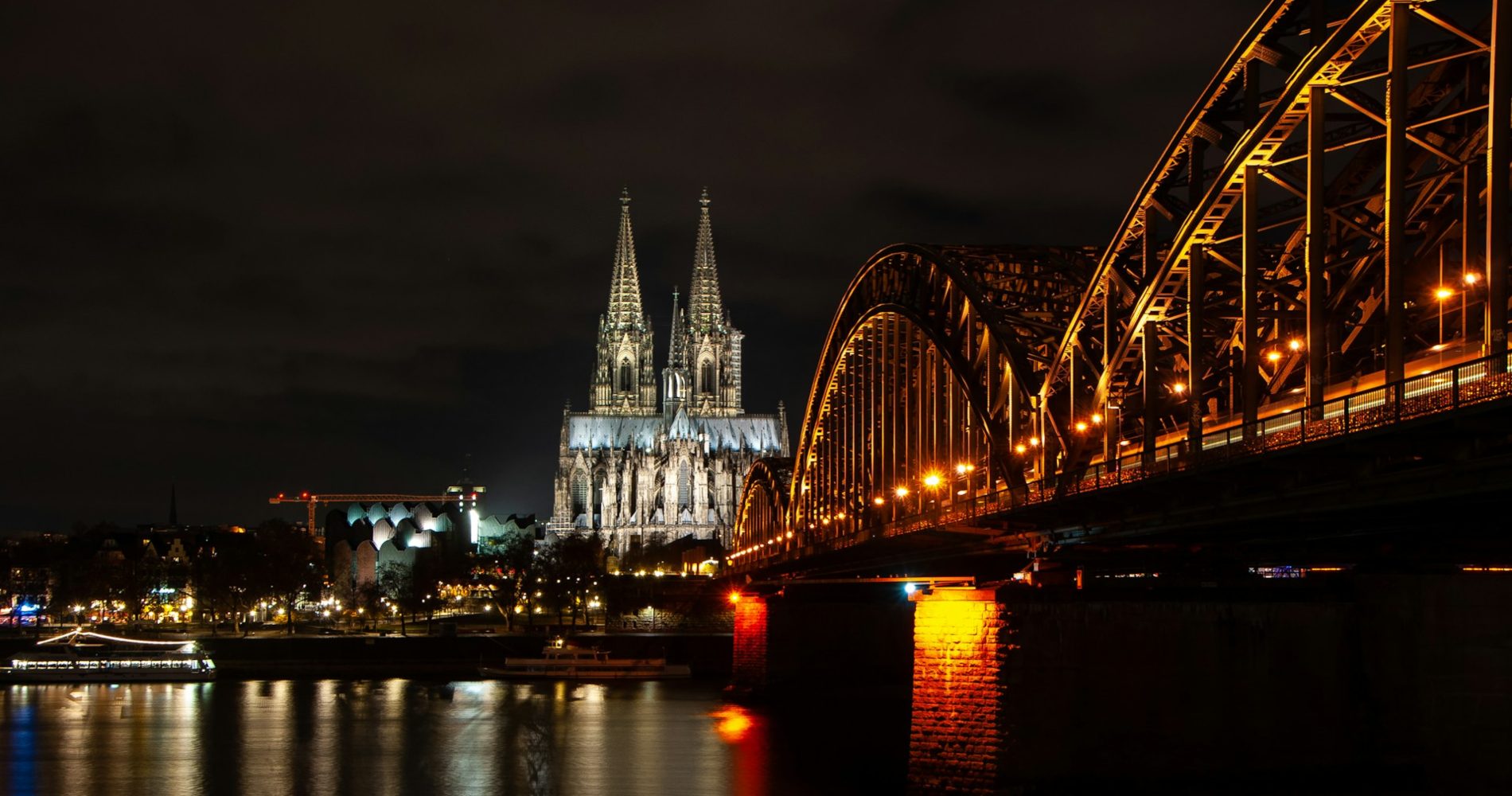 Άποψη του καθεδρικού ναού της Κολωνίας και της γέφυρας Hohenzollern