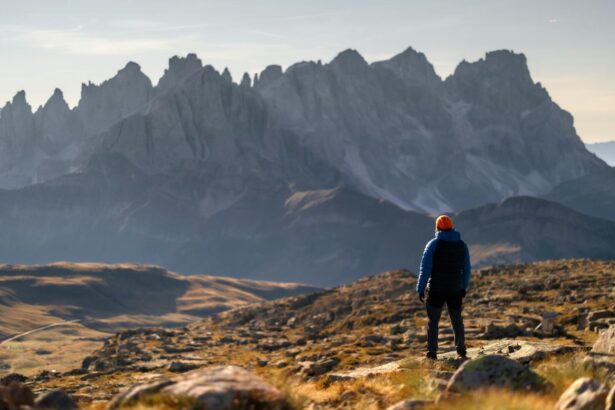 Πεζοπόρος στην οροσειρά των Δολομιτών